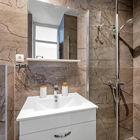 Apartment 1 Bedroom Beautiful In *