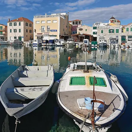 Apartment 1 Bedroom Beautiful In *